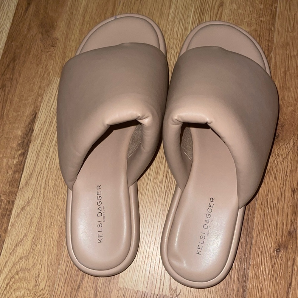 Kelsi Dagger Thong Sandals NWOT